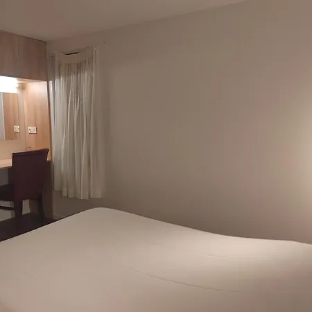 Fasthotel Paris Ouest 2*