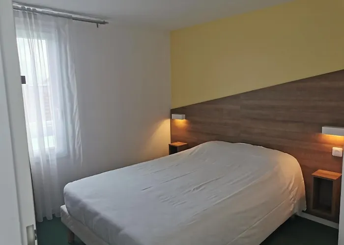 Fasthotel Paris Ouest 2*