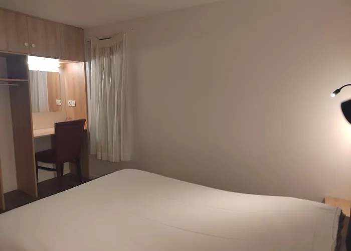 Fasthotel Paris Ouest 2*