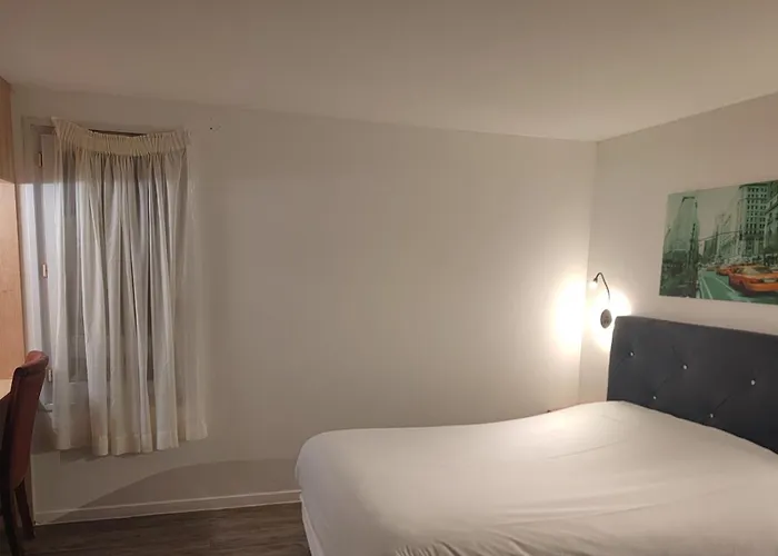 Fasthotel Paris Ouest Hotel 2*