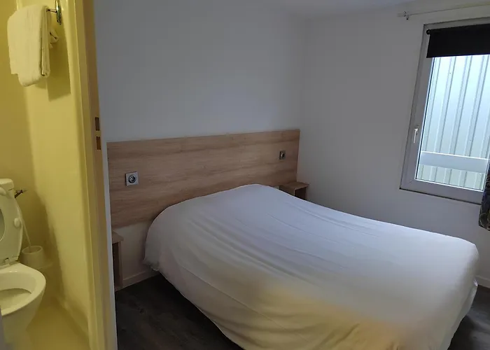 Fasthotel Paris Ouest 2*