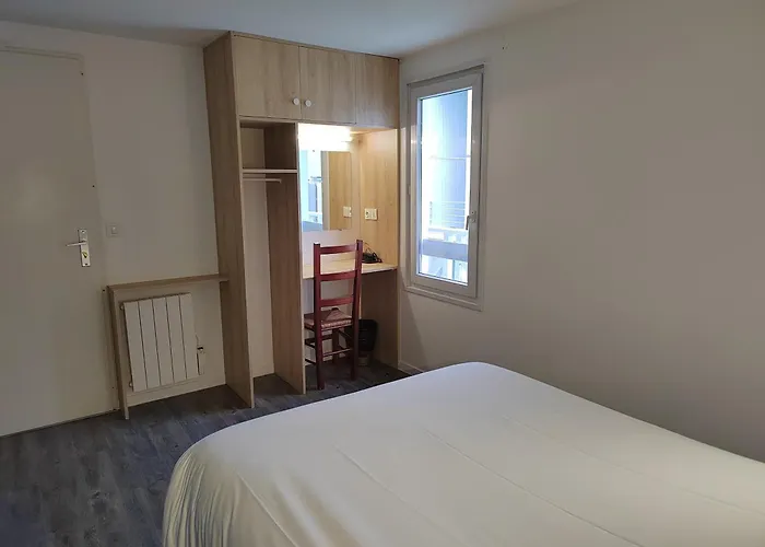 Fasthotel Paris Ouest 2*
